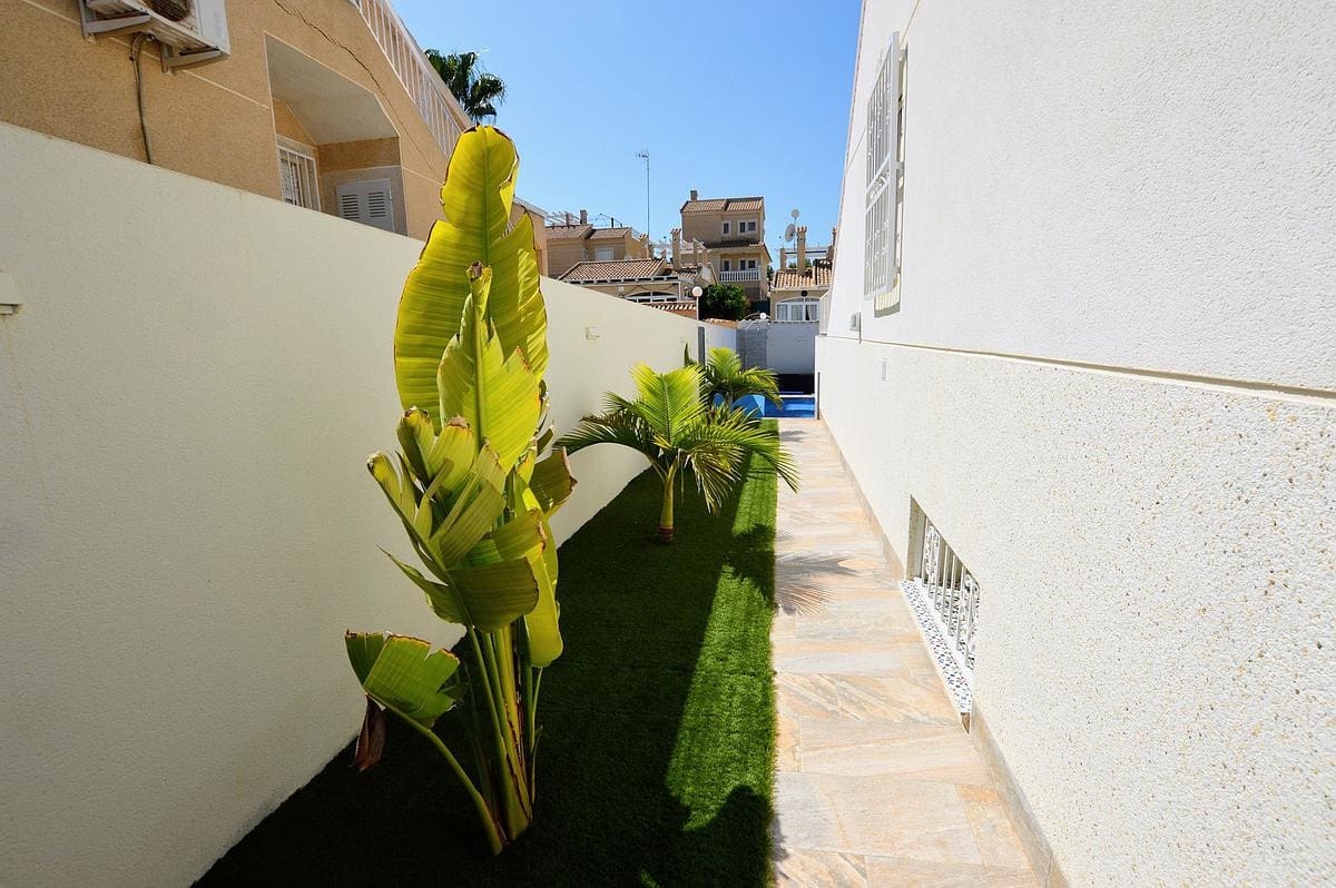 3 bedroom Villa for sale in Torrevieja with pool - € 350,000 (Ref: 9359368)