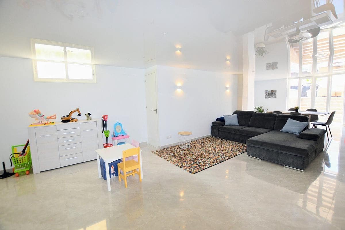 3 bedroom Villa for sale in Torrevieja with pool - € 350,000 (Ref: 9359368)