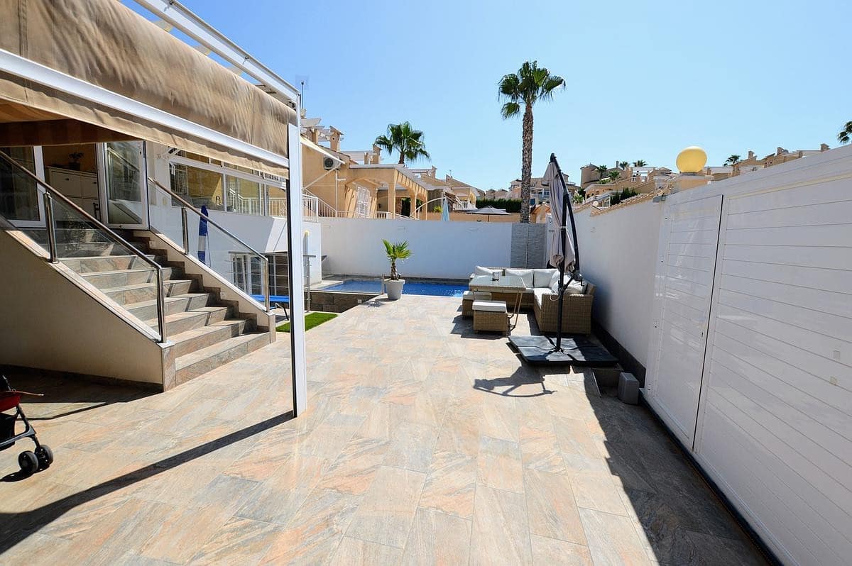 3 bedroom Villa for sale in Torrevieja with pool - € 350,000 (Ref: 9359368)