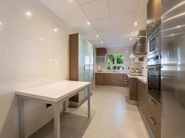 Apartamento de 2 habitaciones en Cancelada, Estepona en venta con piscina garaje - 450.000 € (Ref: 9367270)