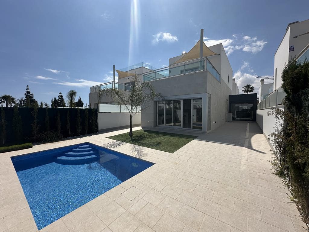 Chalet de 4 habitaciones en Los Alcázares en venta con piscina - 375.900 € (Ref: 9367307)