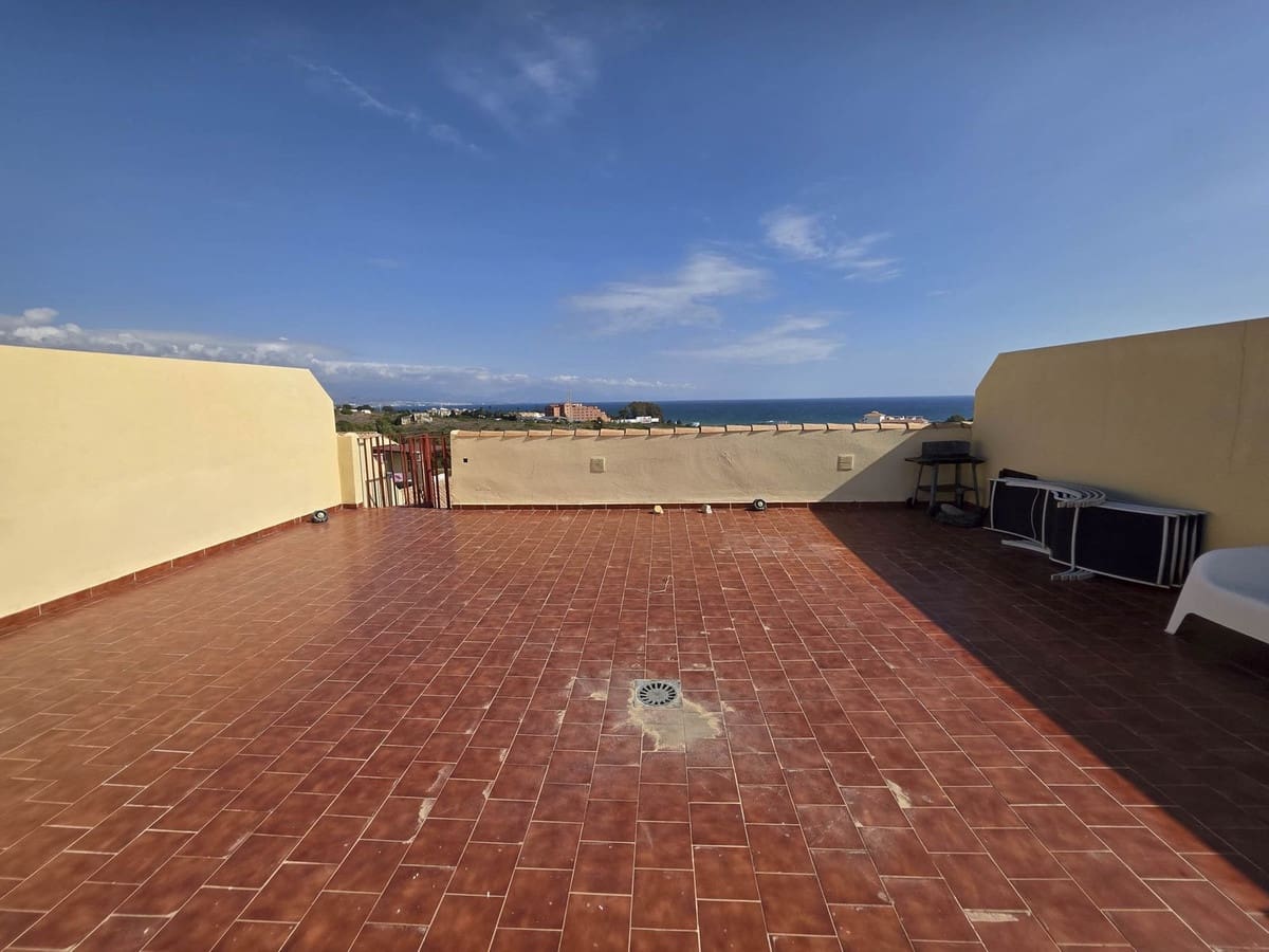 2 bedroom Penthouse for sale in La Duquesa / Puerto de la Duquesa with pool garage - € 235,000 (Ref: 9367331)