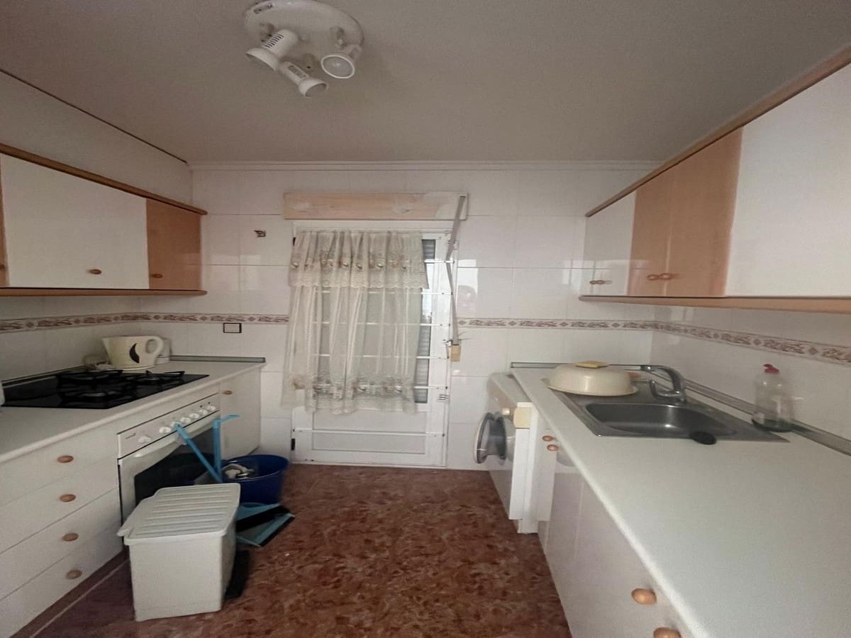 3 makuuhuone Omakotitalo myytävänä paikassa La Florida mukana uima-altaan 
autotalli - 169 900 € (Ref: 9367332)