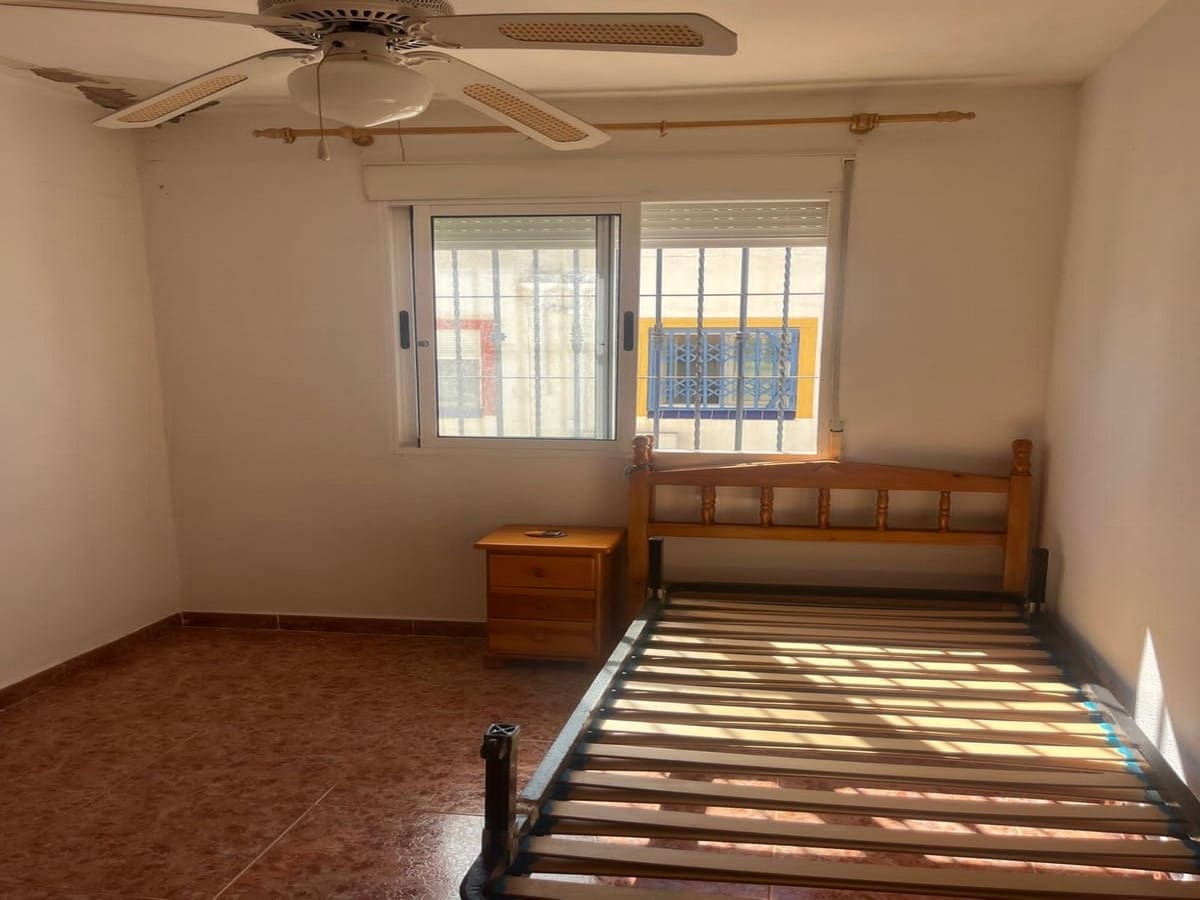 3 makuuhuone Omakotitalo myytävänä paikassa La Florida mukana uima-altaan 
autotalli - 169 900 € (Ref: 9367332)