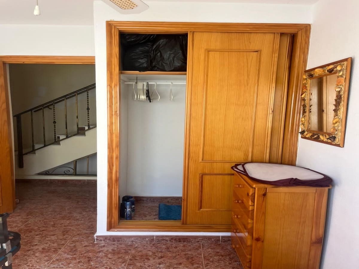 3 makuuhuone Omakotitalo myytävänä paikassa La Florida mukana uima-altaan 
autotalli - 169 900 € (Ref: 9367332)