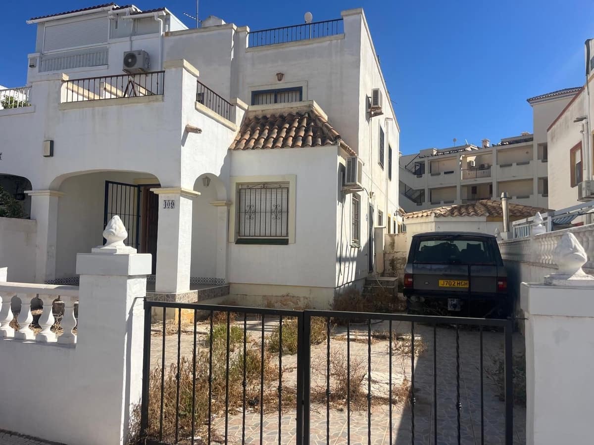 3 makuuhuone Omakotitalo myytävänä paikassa La Florida mukana uima-altaan 
autotalli - 169 900 € (Ref: 9367332)