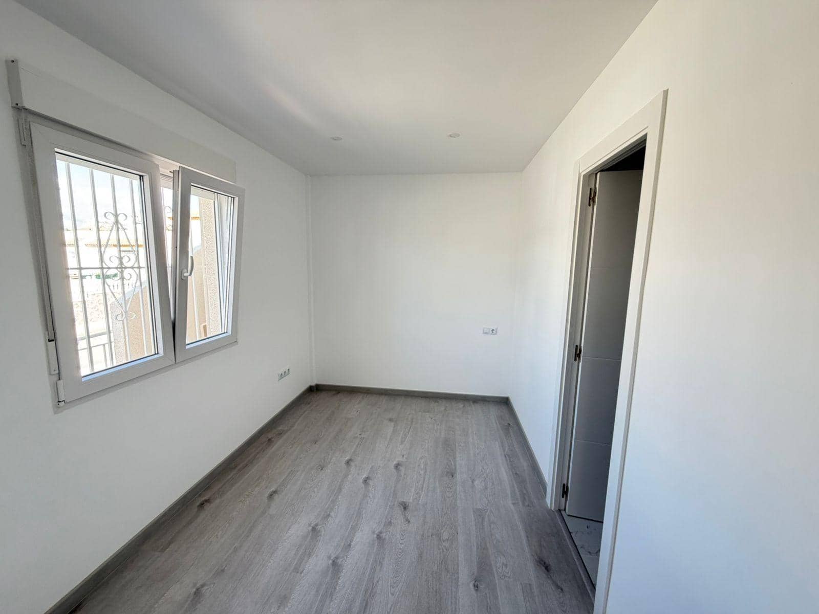 4 soverom Kjedet enebolig til salgs i Torrevieja med svømmebasseng - € 369 000 (Ref: 9375135)