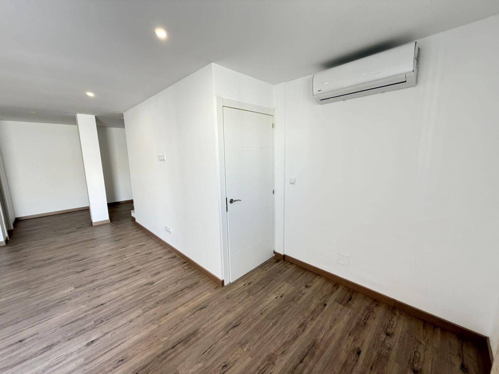 4 soverom Kjedet enebolig til salgs i Torrevieja med svømmebasseng - € 369 000 (Ref: 9375135)