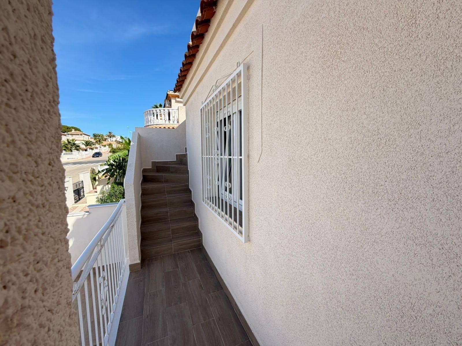 4 soverom Kjedet enebolig til salgs i Torrevieja med svømmebasseng - € 369 000 (Ref: 9375135)