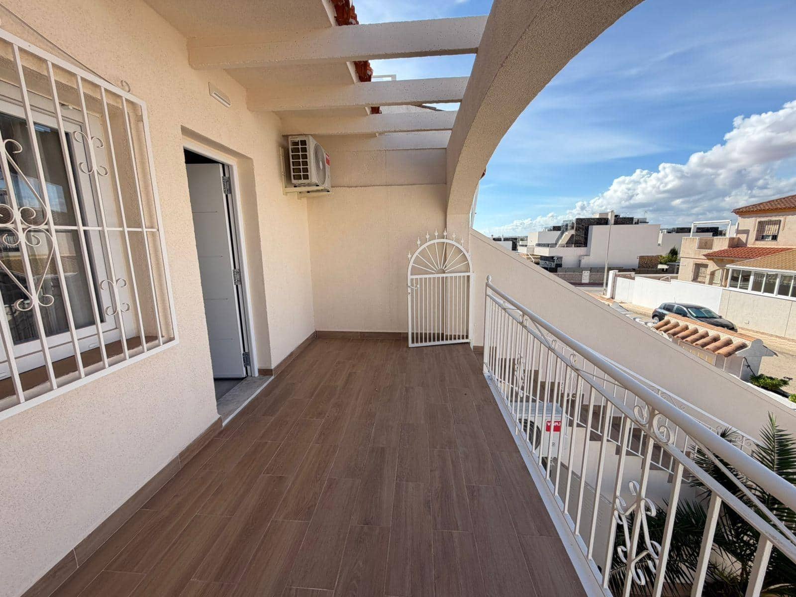 4 slaapkamer Halfvrijstaande villa te koop in Torrevieja met zwembad - € 369.000 (Ref: 9375135)