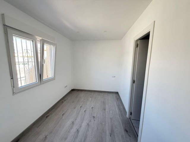 4 sypialnia Dom blizniak na sprzedaż w Torrevieja z basenem - 369 000 € (Ref: 9375135)