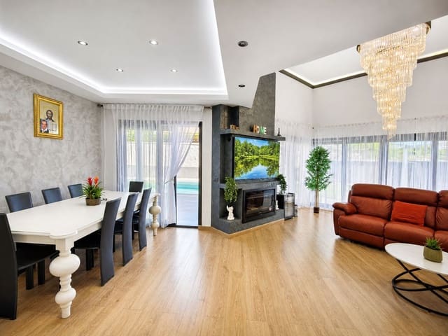 Chalet de 3 habitaciones en Buenas Noches, Estepona en venta con piscina garaje - 1.300.000 € (Ref: 9382562)
