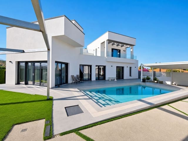 Chalet de 3 habitaciones en Buenas Noches, Estepona en venta con piscina garaje - 1.300.000 € (Ref: 9382562)