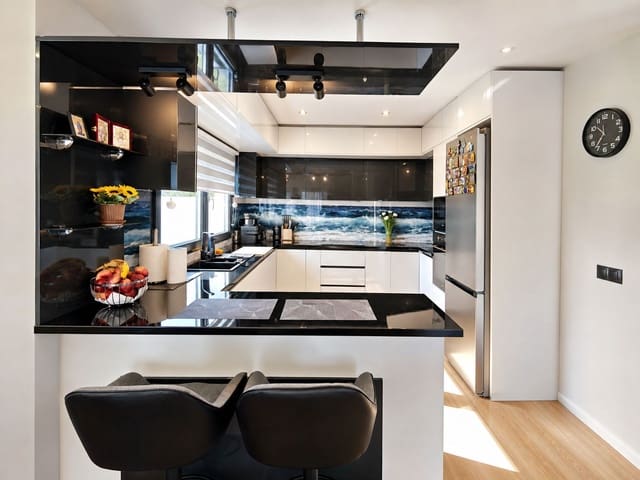 Chalet de 3 habitaciones en Buenas Noches, Estepona en venta con piscina garaje - 1.300.000 € (Ref: 9382562)