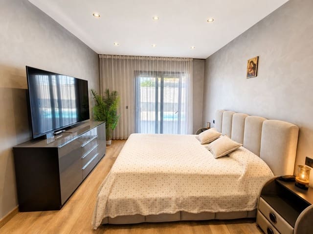 Chalet de 3 habitaciones en Buenas Noches, Estepona en venta con piscina garaje - 1.300.000 € (Ref: 9382562)