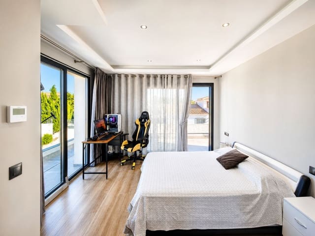 4 bedroom Villa for sale in Buenas Noches, Estepona with pool - € 1,300,000 (Ref: 9382562)