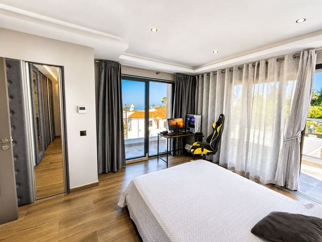 4 bedroom Villa for sale in Buenas Noches, Estepona with pool - € 1,300,000 (Ref: 9382562)