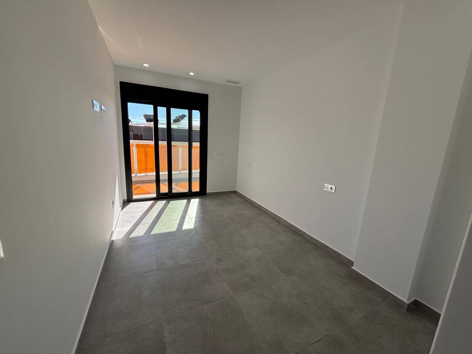 Apartamento de 3 habitaciones en Torrevieja en venta con piscina - 329.000 € (Ref: 9385412)