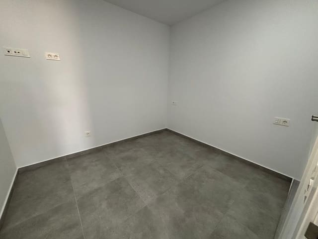 Apartamento de 3 habitaciones en Las Piscinas Naturales, Torrevieja en venta con piscina - 329.000 € (Ref: 9385412)