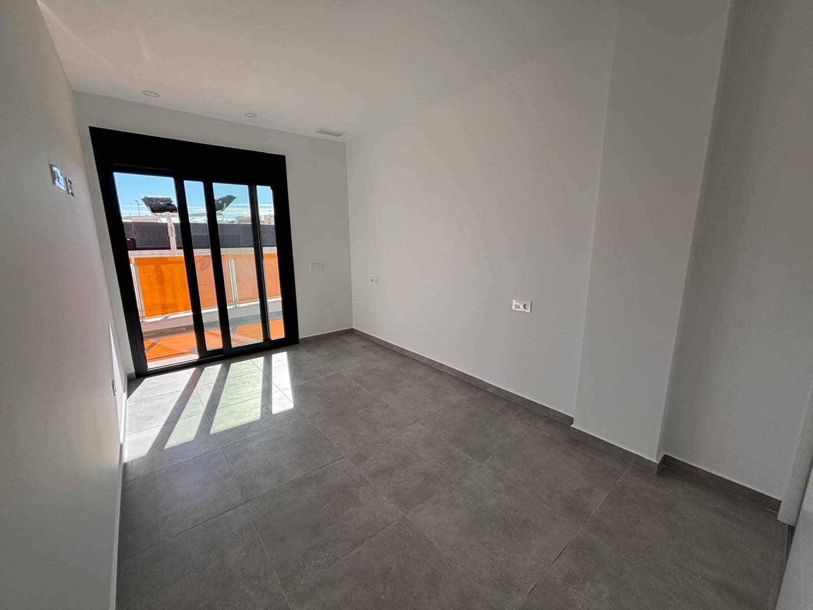 Apartamento de 3 habitaciones en Torrevieja en venta con piscina - 329.000 € (Ref: 9385412)