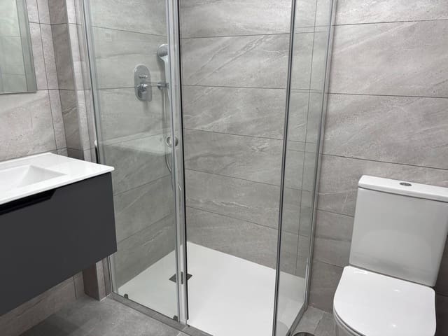 Apartamento de 3 habitaciones en Las Piscinas Naturales, Torrevieja en venta con piscina - 329.000 € (Ref: 9385412)