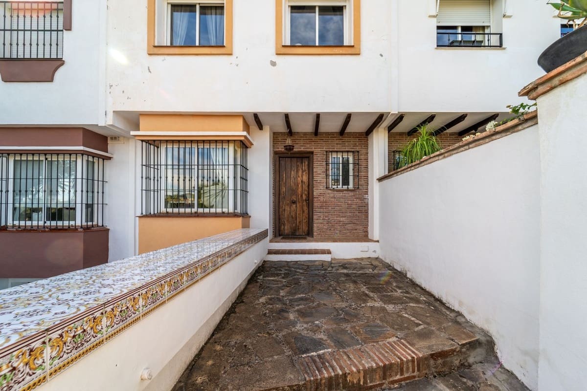 3 soveværelse Villa til salg i Marbella med swimmingpool garage - € 875.000 (Ref: 9385418)