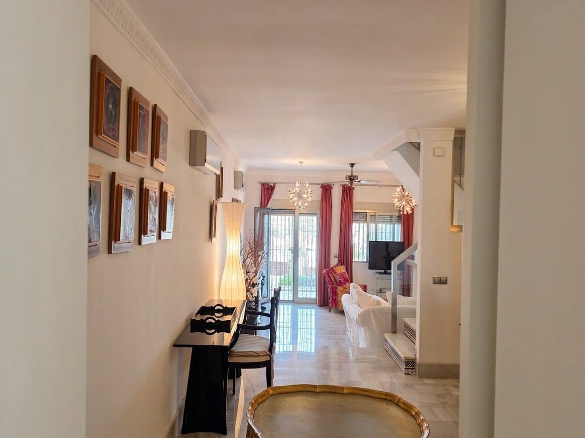 3 bedroom Villa for sale in Mijas Golf with garage - € 405,000 (Ref: 9385419)