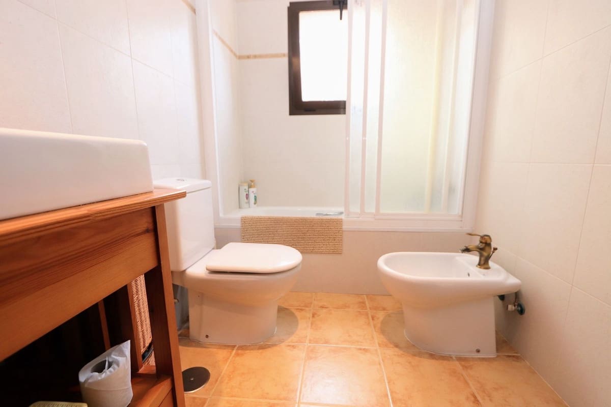 3 slaapkamer Halfvrijstaande villa te koop in San Cayetano met zwembad garage - € 165.000 (Ref: 9390491)