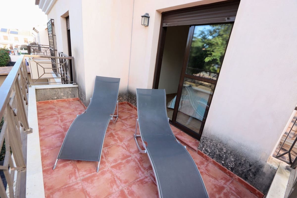 3 slaapkamer Halfvrijstaande villa te koop in San Cayetano met zwembad garage - € 165.000 (Ref: 9390491)