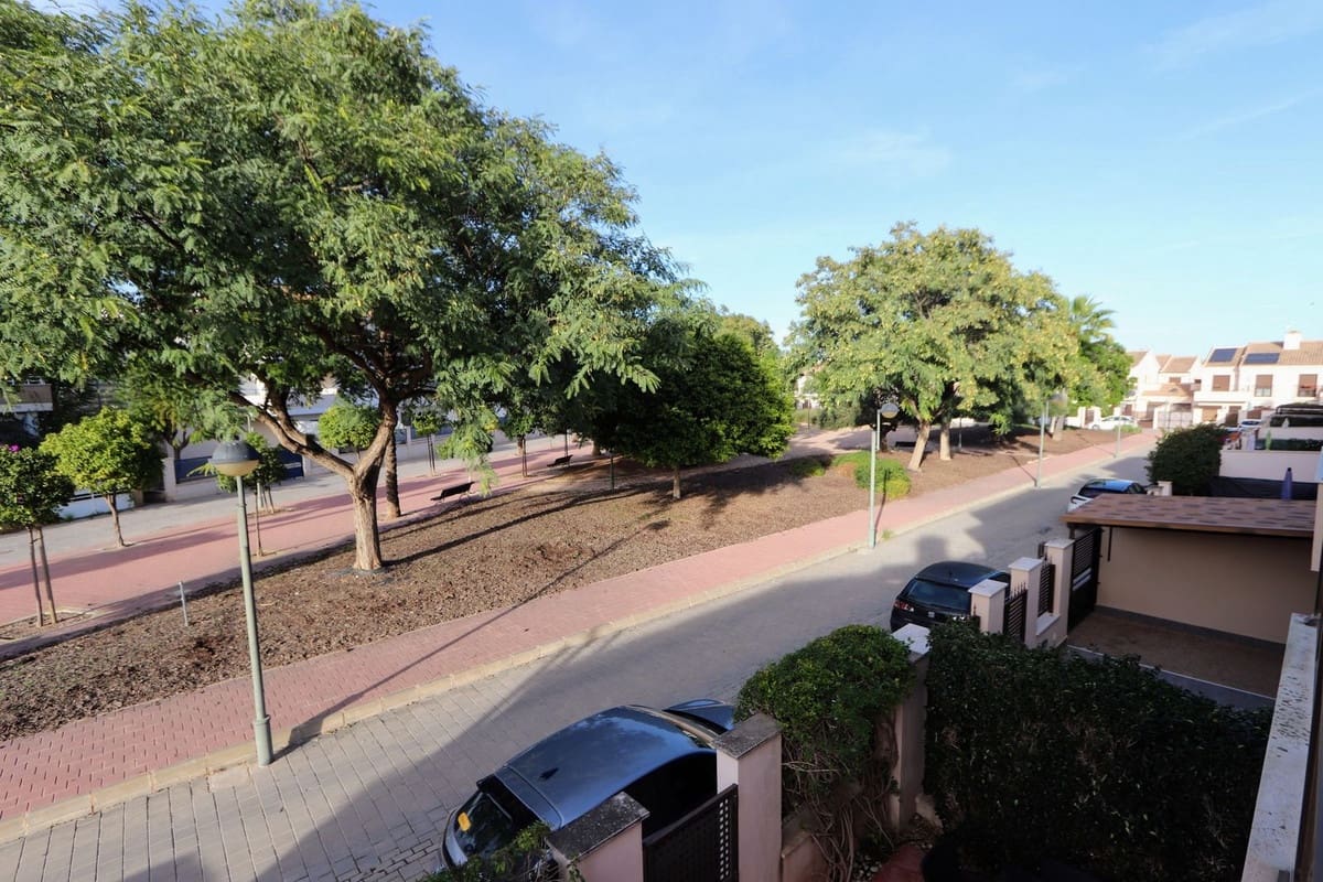 3 slaapkamer Halfvrijstaande villa te koop in San Cayetano met zwembad garage - € 165.000 (Ref: 9390491)