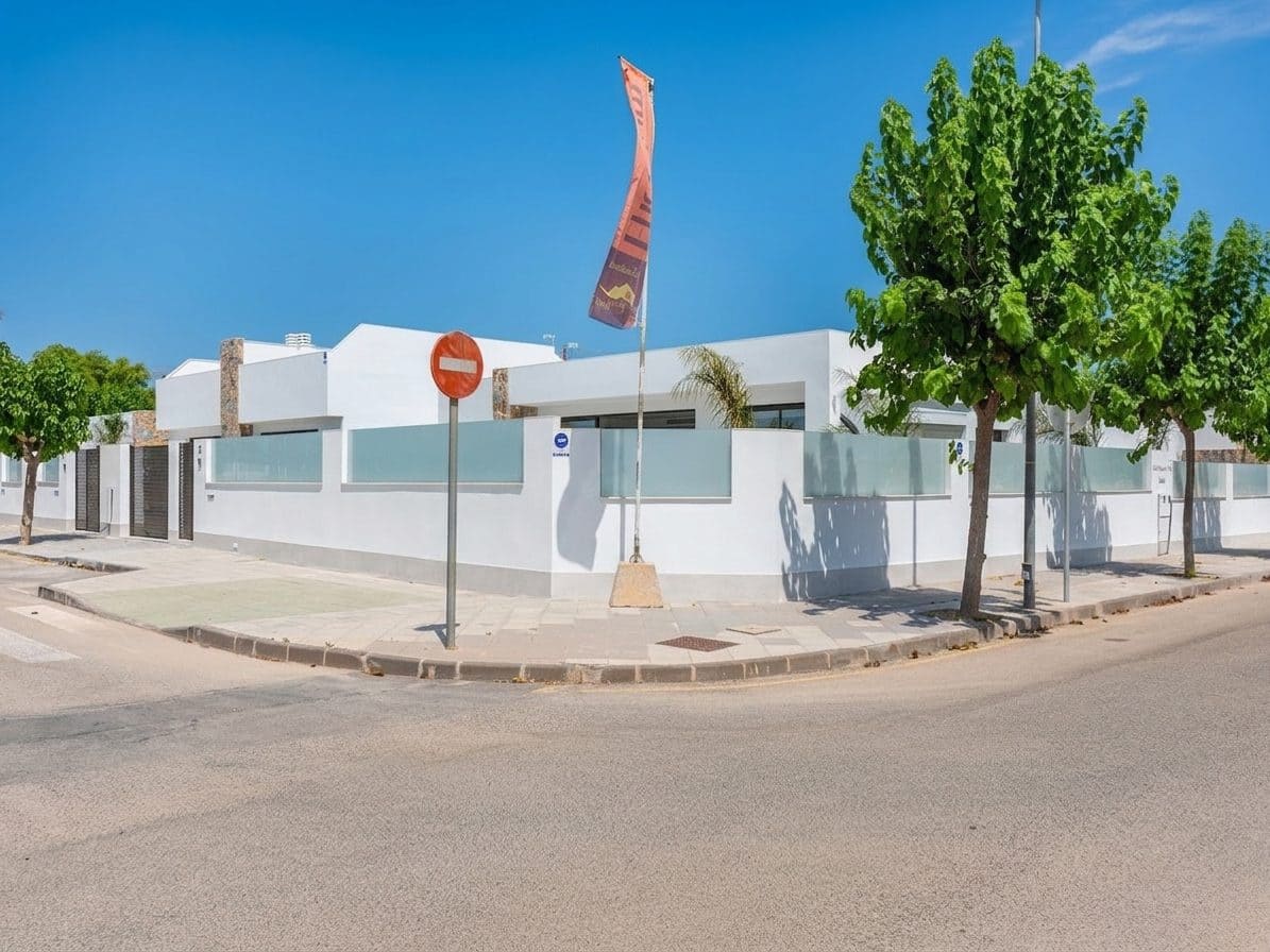3 bedroom Villa for sale in Los Alcazares with pool - € 499,900 (Ref: 9395879)