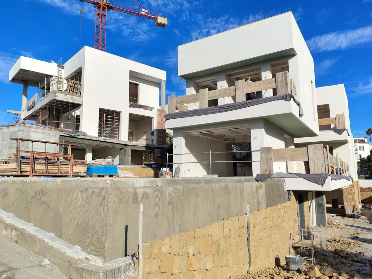 4 bedroom Villa for sale in Mijas Costa with pool - € 1,675,000 (Ref: 9398327)