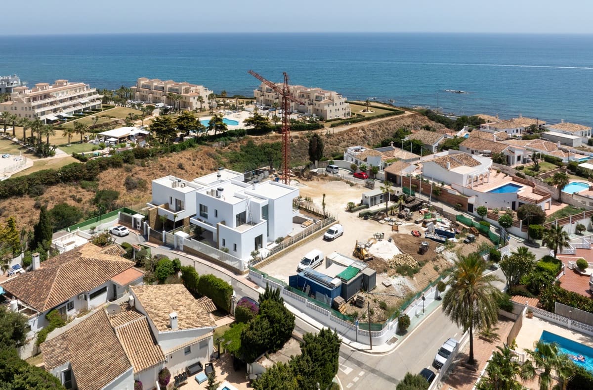 4 bedroom Villa for sale in Mijas Costa with pool - € 1,675,000 (Ref: 9398327)