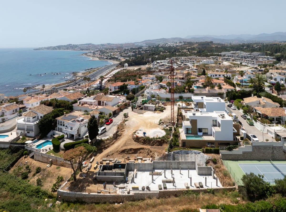 4 bedroom Villa for sale in Mijas Costa with pool - € 1,675,000 (Ref: 9398327)