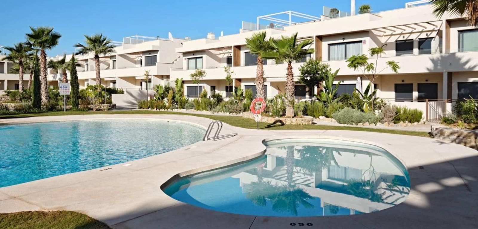 2 soverom Leilighet til salgs i Torrevieja med svømmebasseng garasje - € 379 000 (Ref: 9398334)