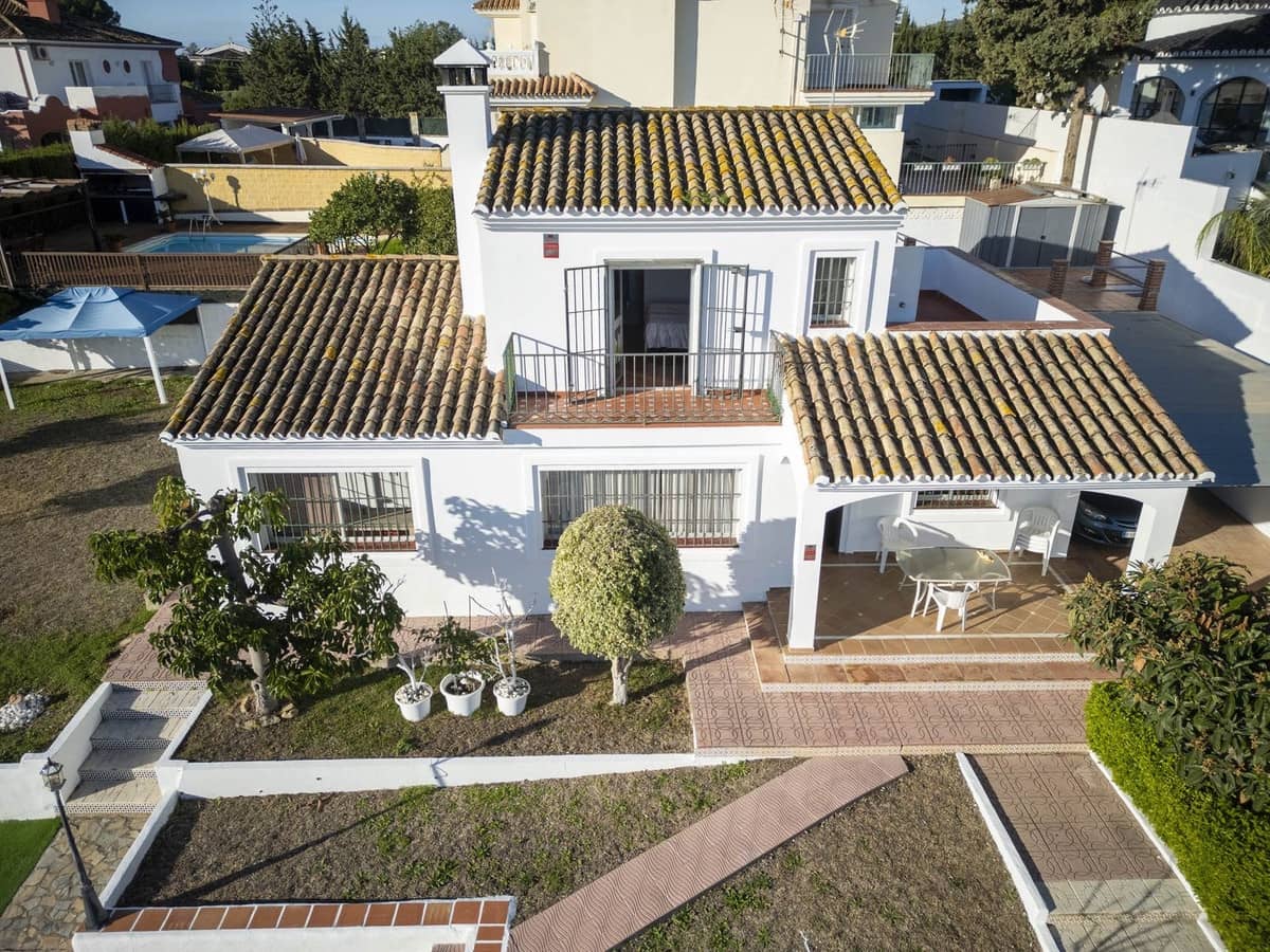 3 bedroom Villa for sale in Estepona with pool garage - € 948,500 (Ref: 9398344)