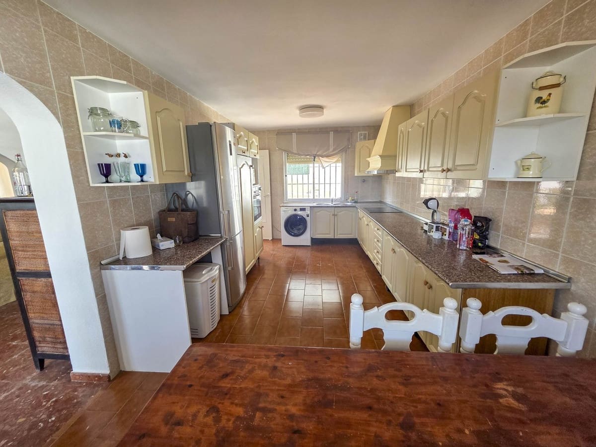 3 bedroom Villa for sale in Estepona with pool garage - € 948,500 (Ref: 9398344)