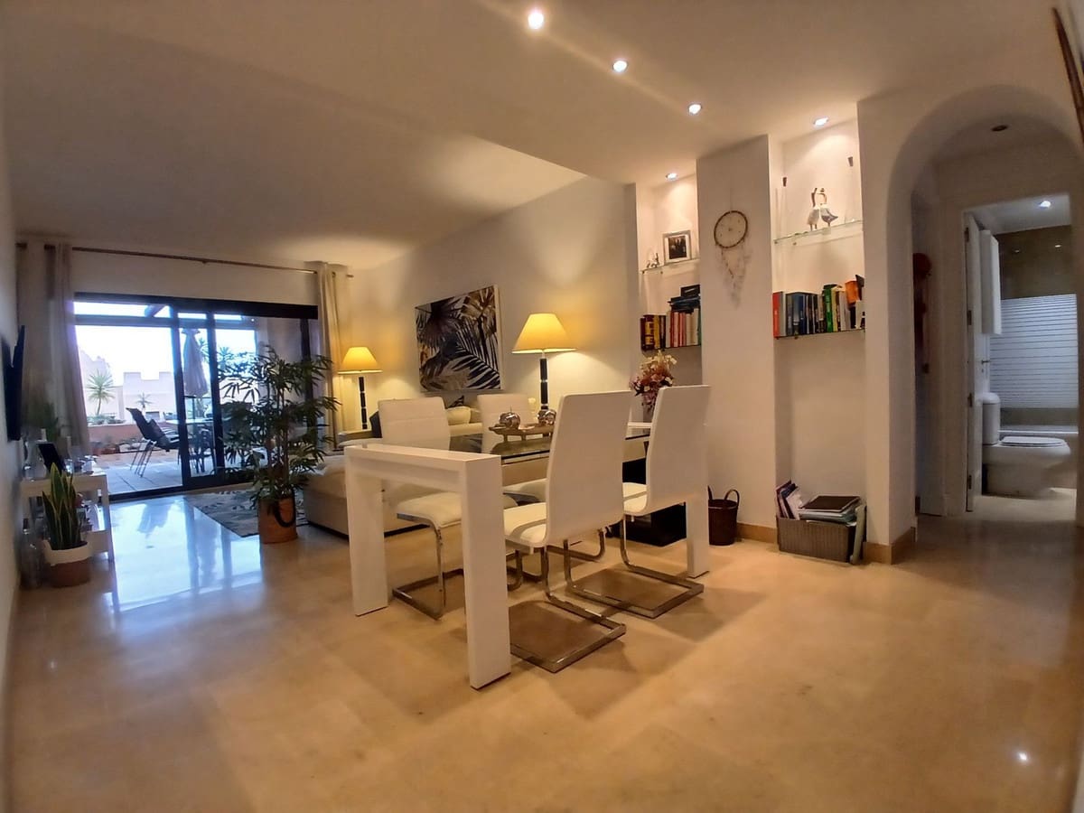 Apartamento de 2 habitaciones en La Duquesa / Puerto de la Duquesa en venta con piscina - 310.000 € (Ref: 9400744)