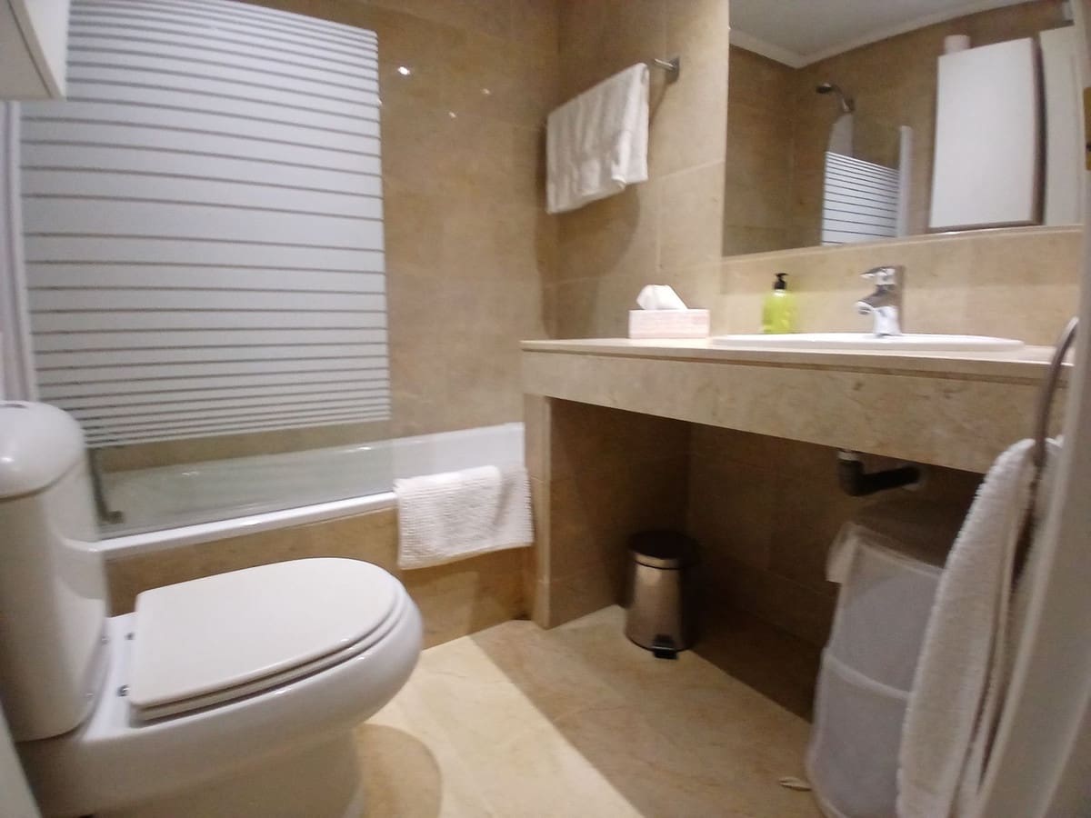 Apartamento de 2 habitaciones en La Duquesa / Puerto de la Duquesa en venta con piscina - 310.000 € (Ref: 9400744)