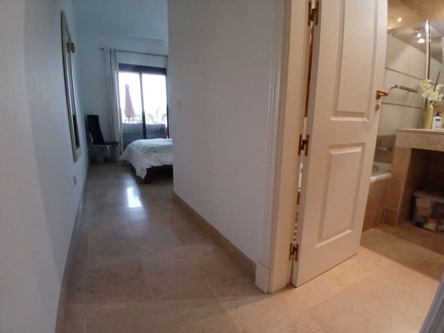 Apartamento de 2 habitaciones en La Duquesa / Puerto de la Duquesa, Manilva en venta con piscina - 310.000 € (Ref: 9400744)