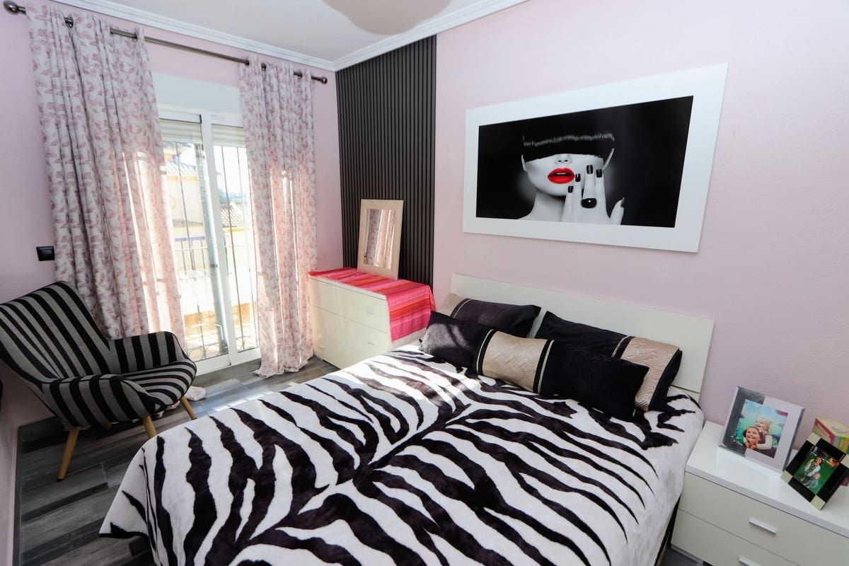 3 makuuhuone Huvila myytävänä paikassa Orihuela Costa mukana uima-altaan - 349 950 € (Ref: 9406486)