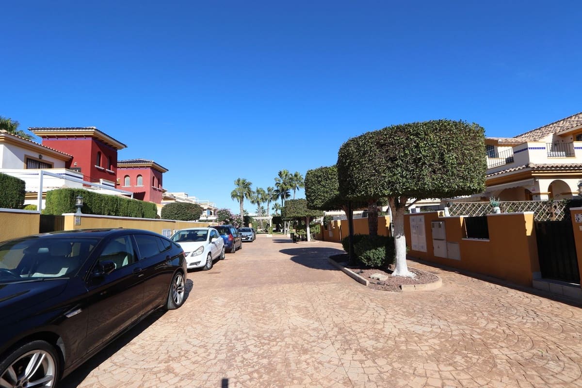 3 makuuhuone Huvila myytävänä paikassa Orihuela Costa mukana uima-altaan - 349 950 € (Ref: 9406486)