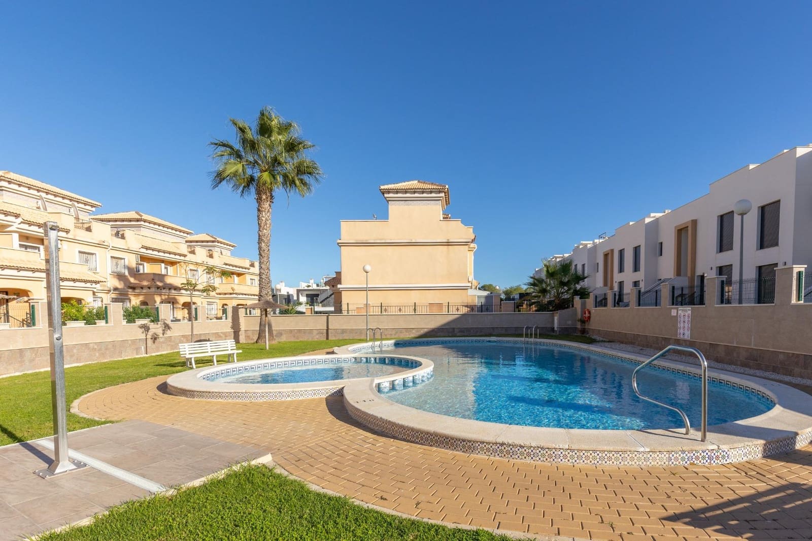 3 soveværelse Semi-Rækkehus til salg i Orihuela Costa med swimmingpool - € 190.000 (Ref: 9406489)