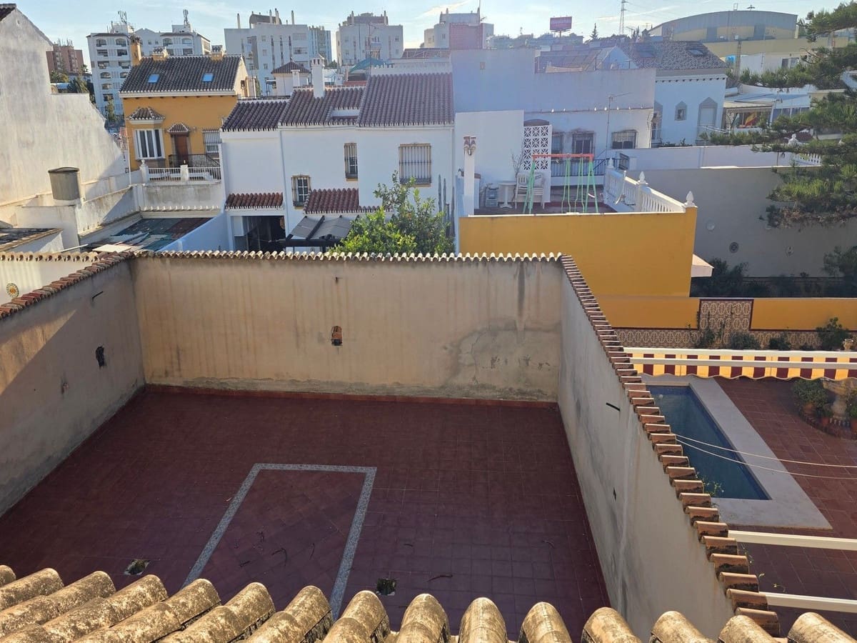 5 soveværelse Byhus til salg i Fuengirola med garage - € 530.000 (Ref: 9409263)