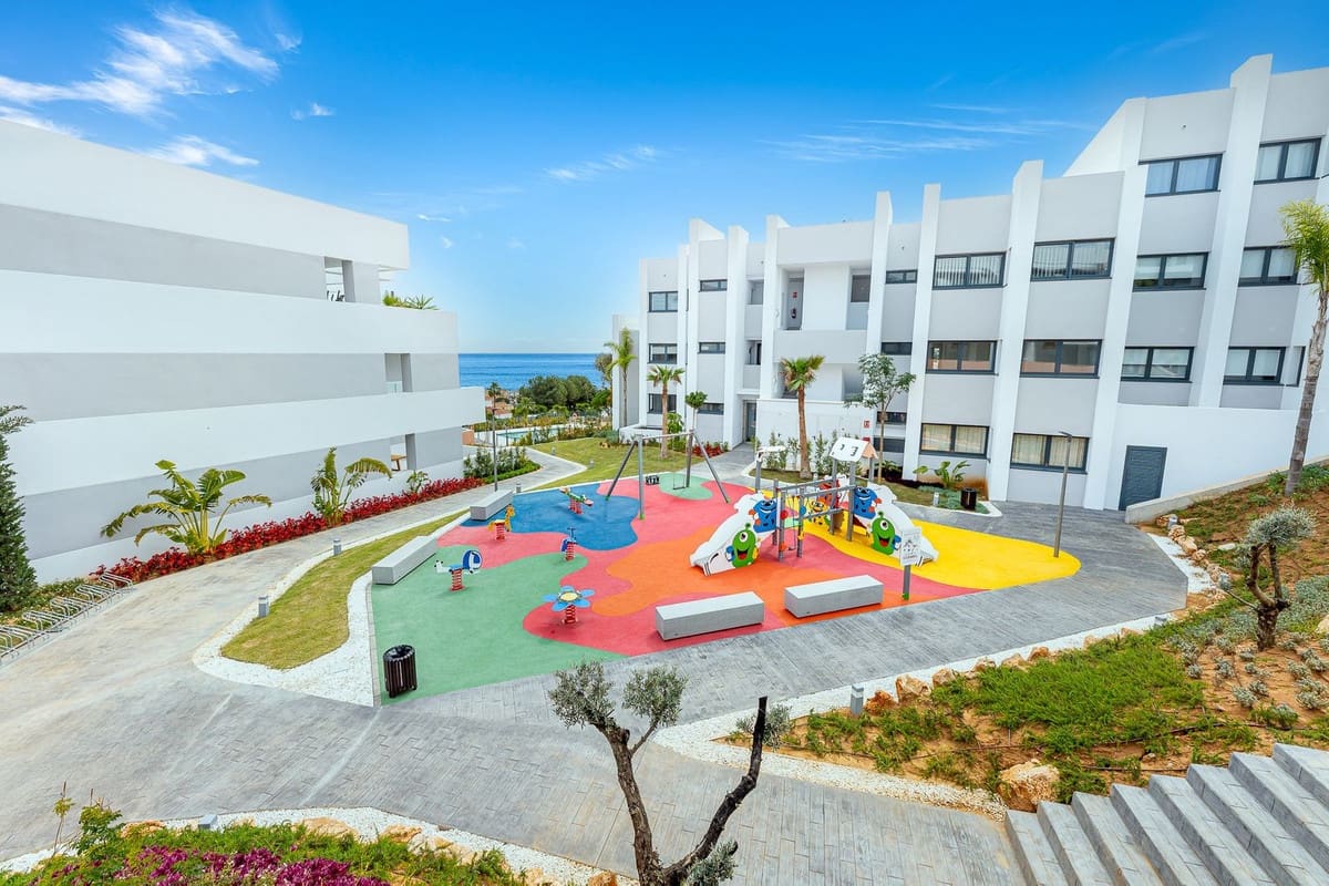 2 soverom Leilighet til salgs i Manilva med svømmebasseng garasje - € 390 000 (Ref: 9410851)