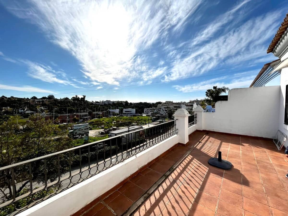 4 soveværelse Byhus til salg i El Paraiso med swimmingpool - € 550.000 (Ref: 9410859)