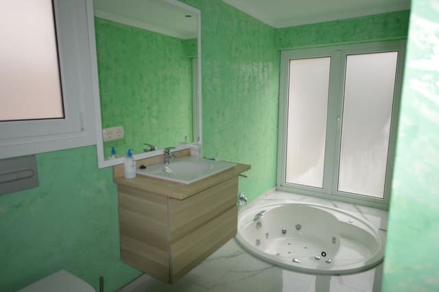 4 sypialnia Dom na sprzedaż w El Paraiso, Estepona z basenem - 550 000 € (Ref: 9410859)