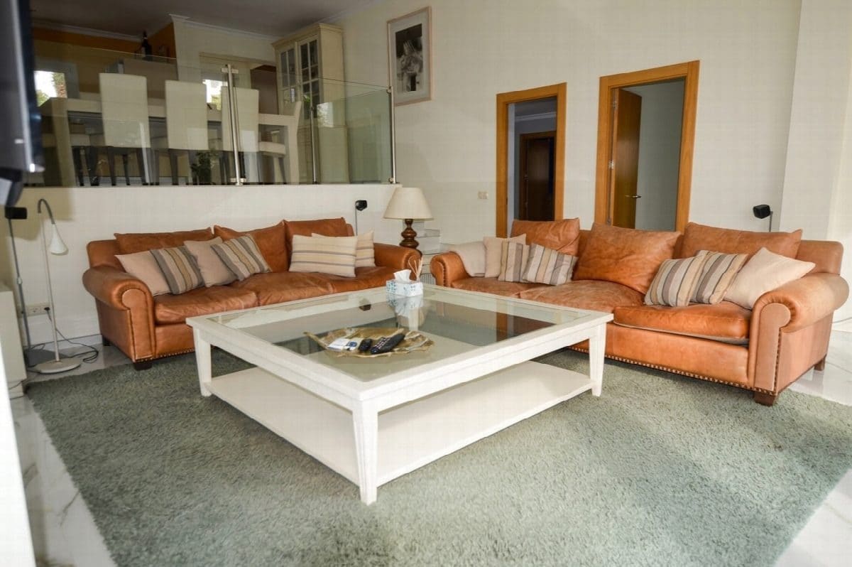 3 chambre Villa/Maison à vendre à El Paraiso avec piscine - 550 000 € (Ref: 9410859)