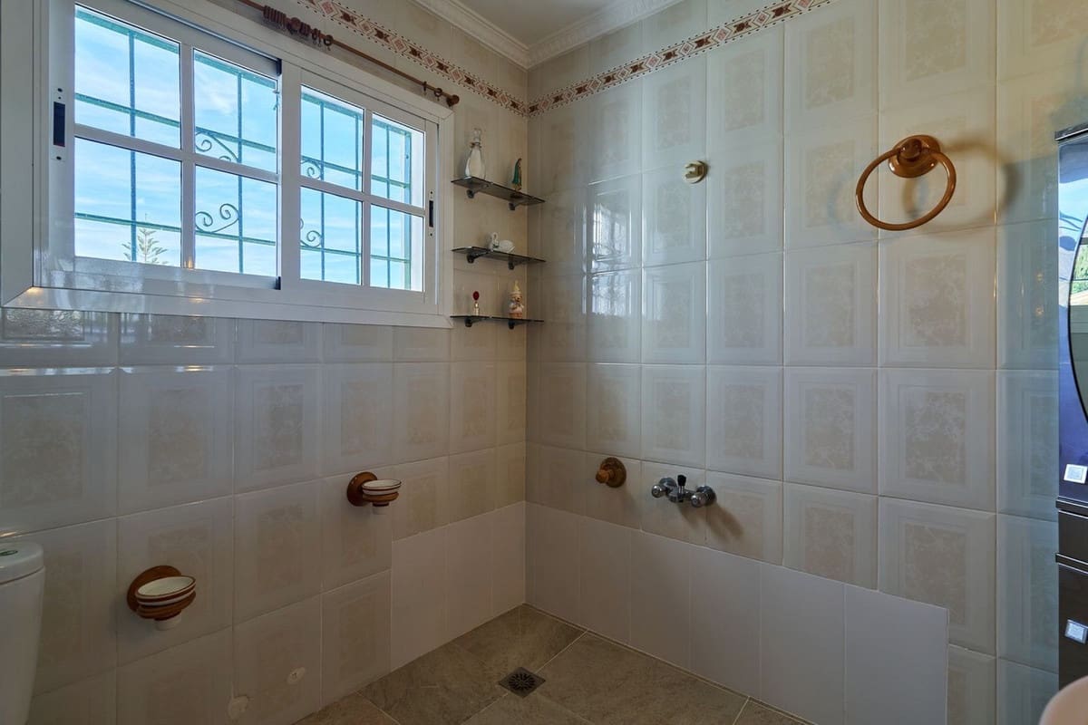 3 bedroom Villa for sale in Benalmadena with pool garage - € 655,000 (Ref: 9410860)