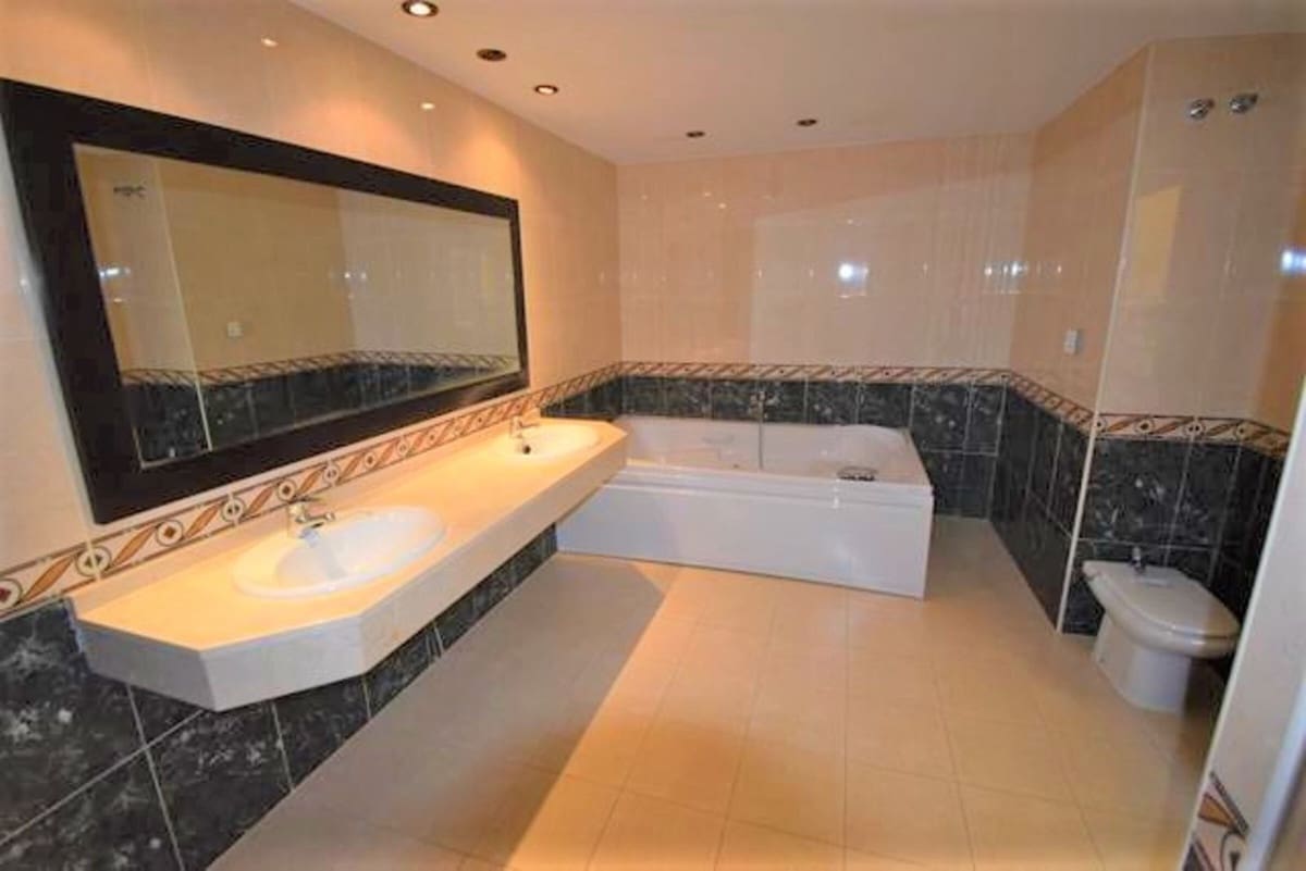 Casa de 3 habitaciones en Estepona en venta con piscina garaje - 500.000 € (Ref: 9410861)